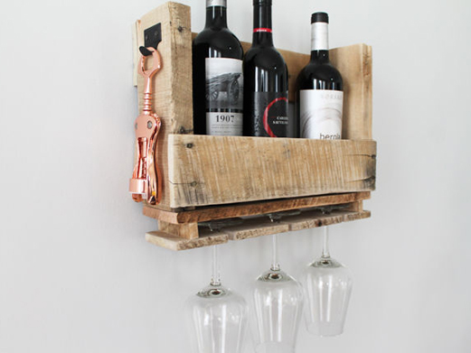 Haz este botellero tan cuco con un palé reciclado siguiendo este sencillo diy de Black+Decker. Decorativo y muy práctico.
