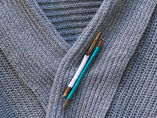 Hazte un broche con ramas y lanas para esta primavera. Un detalle wabi-sabi que quedará alucinante en cualquier camiseta o chaqueta.