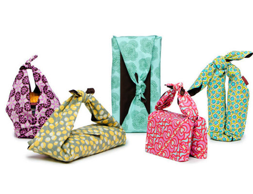 Furoshiki, paños de forma cuadrada utilizados en Japón para envolver artículos y transportarlos. Una manera divertida de presentar tus regalos esta Navidad.