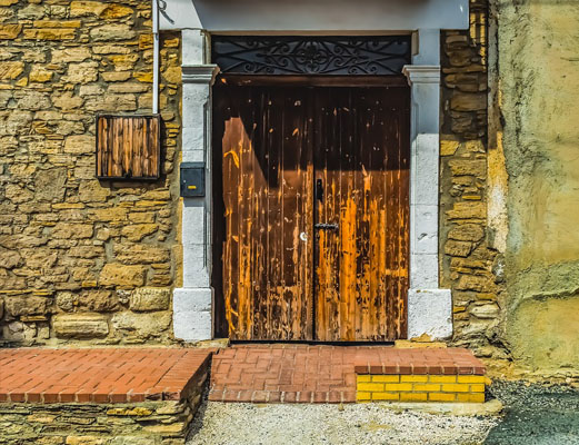 Restaura tu puerta de entrada con los productos más punteros de Xylazel. Protégela de las inclemencias del clima y haz de tu entrada tu mejor carta de presentación.
