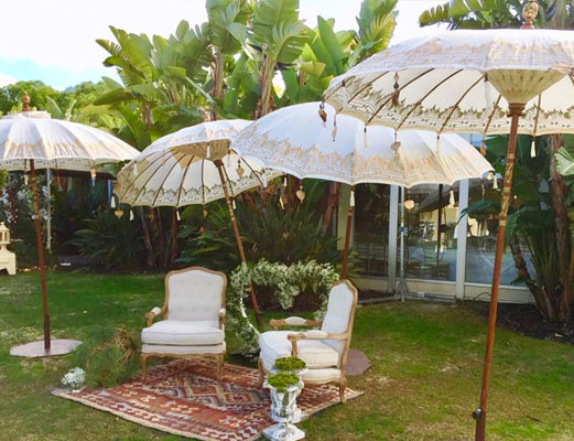 Protegerse del sol en verano y pasar las horas al aire libre confortablemente debajo de una sombra es de lo más apetecible. Hay muchas maneras de crear sombra de forma decorativa y sencilla. Aquí te damos unas pistas para que pases el verano protegido y feliz.
